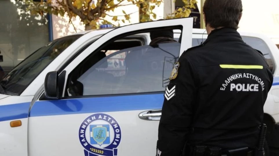 Επιχείρηση εκκένωσης από την ΕΛ.ΑΣ του θεάτρου «Εμπρός»